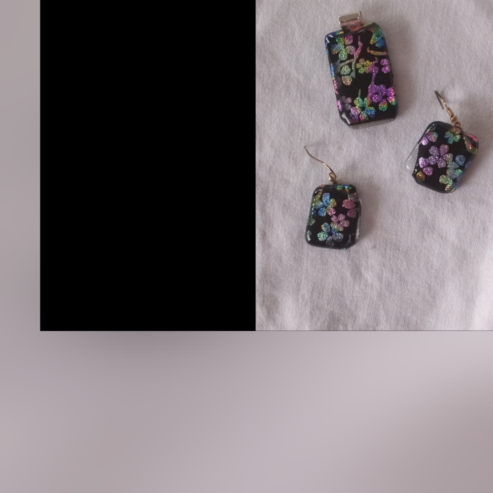Diocromatic glass earrings and pendant.